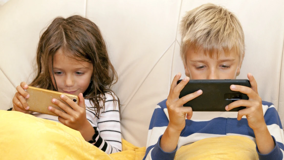 Pětina Čechů podléhá tlaku mobilů. Tráví na nich více času, než by chtěli