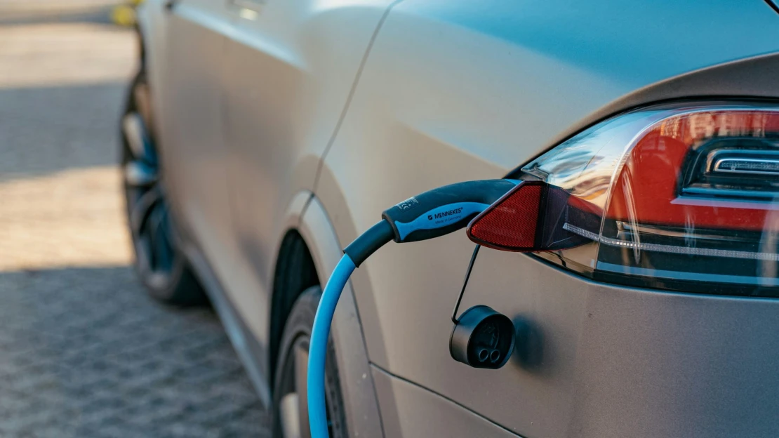 Počet dobíjecích stanic pro elektroauta loni vzrostl o&nbsp;čtyřicet procent. Výstavba pokračuje i&nbsp;letos