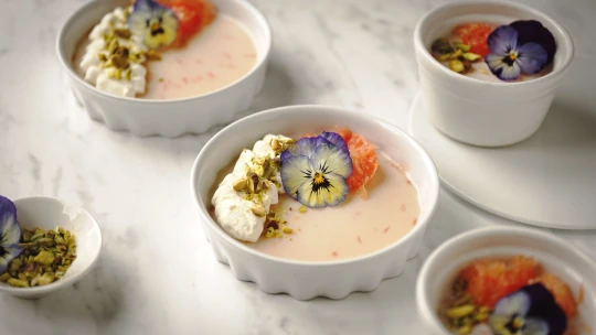 Snadná, svěží & netradiční. Kokosová panna cotta s grepem
