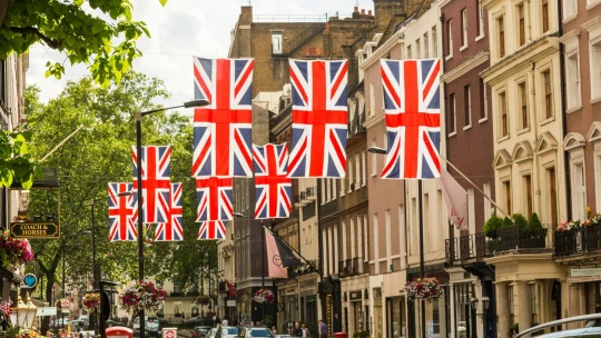 Inflace v&nbsp;Británii je nejníže za dva a&nbsp;půl roku. Klesla na 3,2 procenta