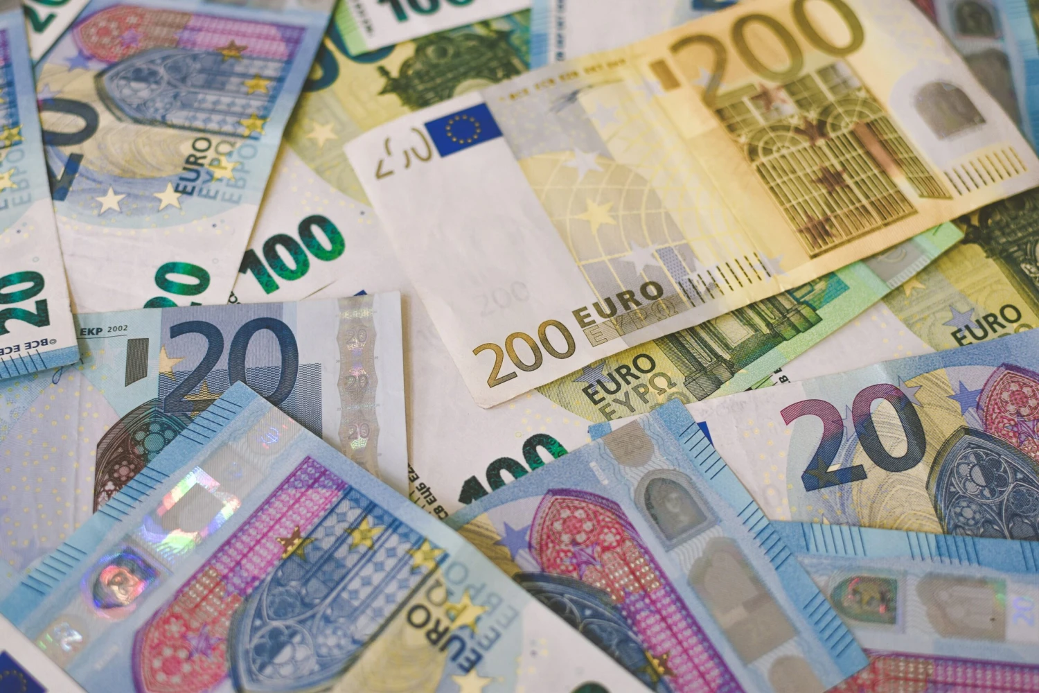 Kdy Česko přijme euro? Třetina firem se domnívá, že do roku 2030