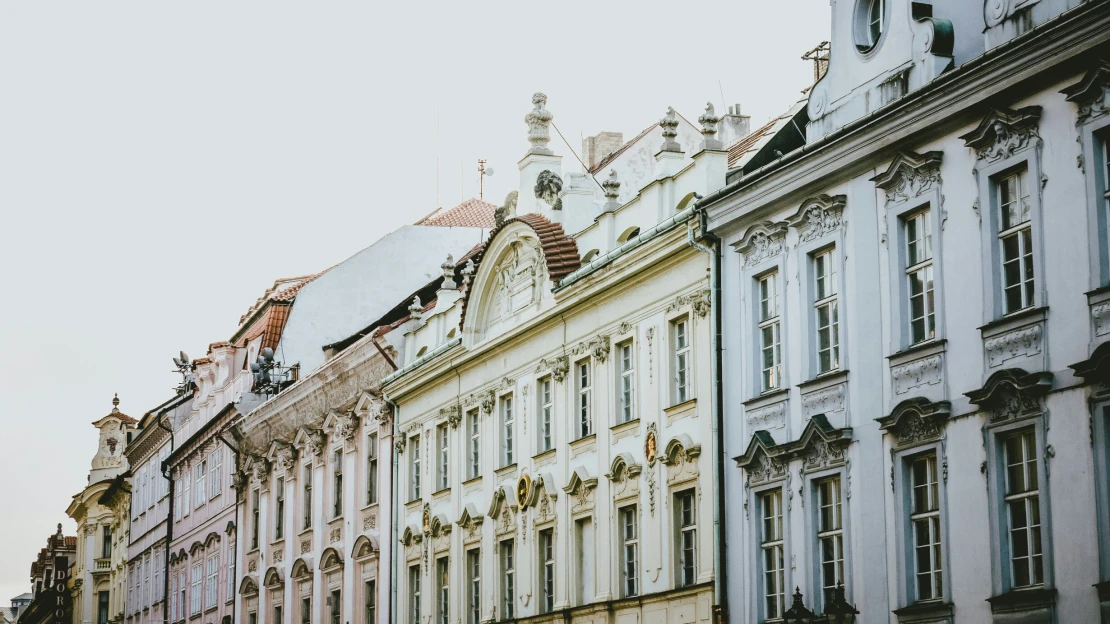 Částka v inzerátu je jen odrazový můstek. Vrací se praxe, která zvedá cenu bytů
