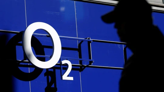 Operátorovi O2 loni klesl zisk. Na vině je inflace spojená s&nbsp;růstem provozních nákladů