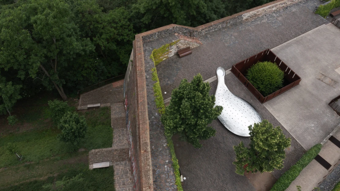 Obří ocelová kapka. Na pražském Bastionu je k vidění zapomenuté Kaplického dílo