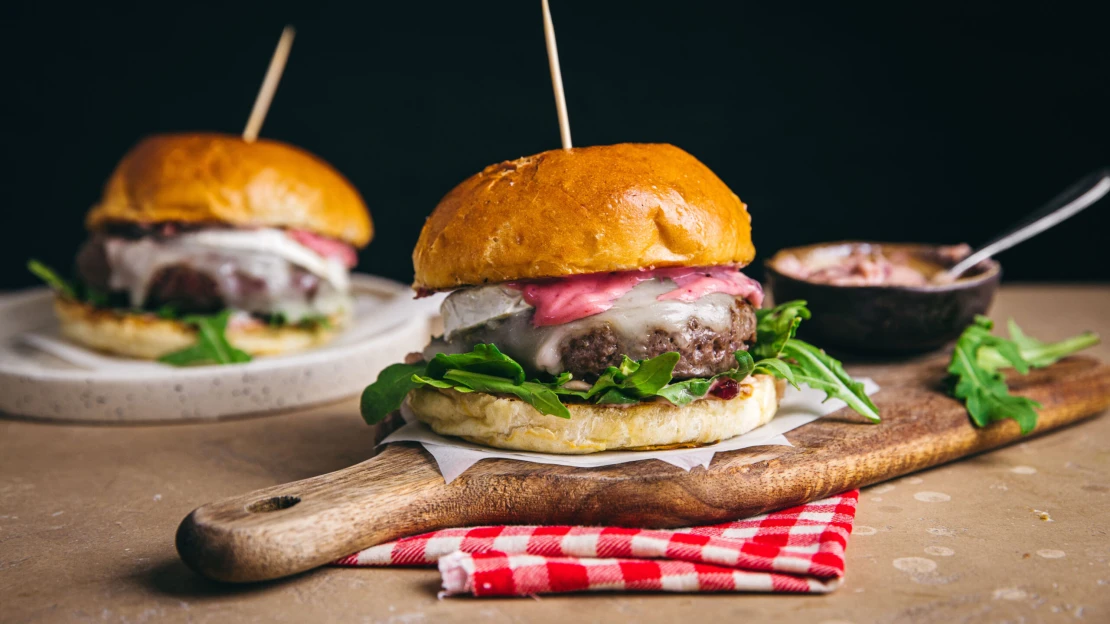 Šťavnatý burger, rozteklý sýr & brusinková majo. Perfektní rychlá volba na gril i&nbsp;pánev