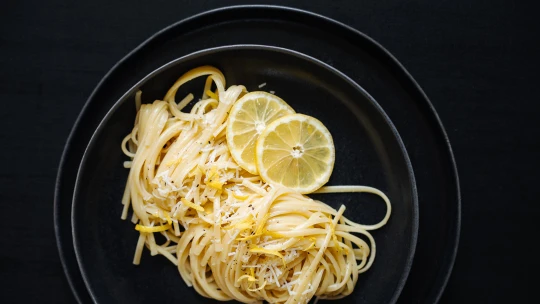 Uvařeno za 10 minut. Citronové těstoviny & cuketovo-krevetová verze pro náročnější