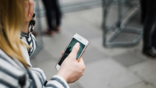 Britové zvažují zákaz smartphonů pro děti do 16 let. Poukazují na možné škodlivé vlivy