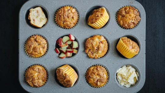 Rychlé & lahodné. Rebarborové muffiny s&nbsp;mandlovou drobenkou