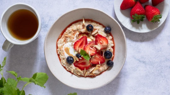 Jahody & mandle. Dokonalá kombinace pro dokonalou ovesnou kaši