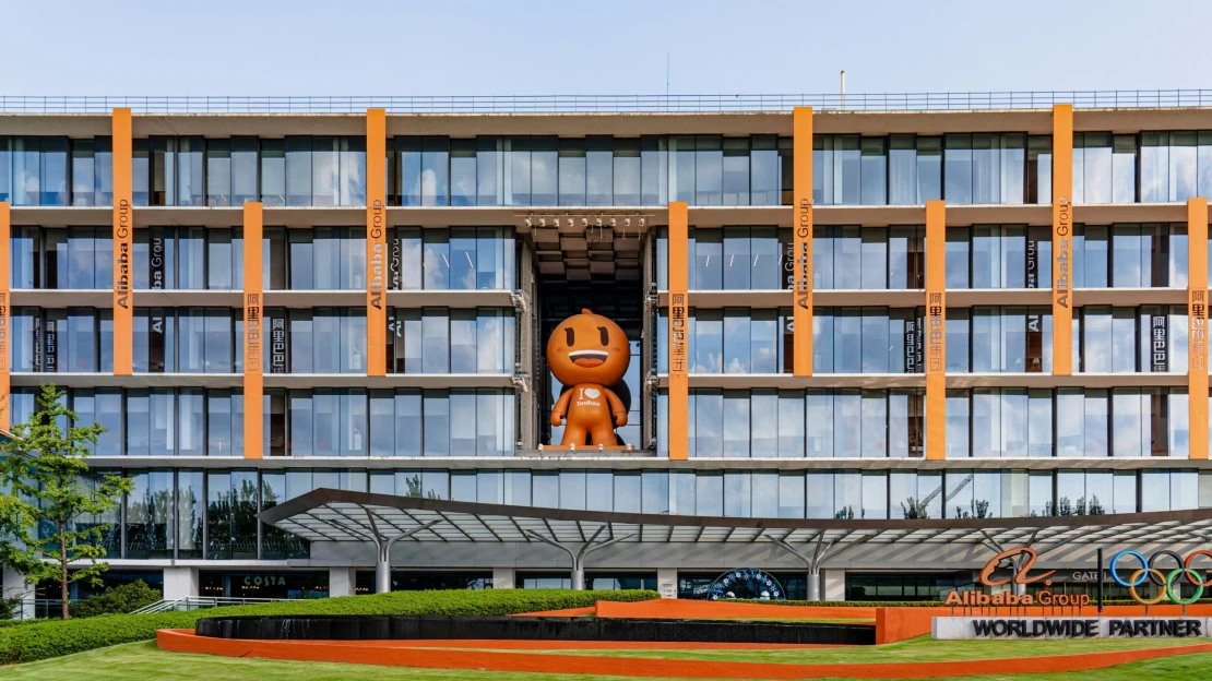 Čtvrtletní zisk čínské firmy Alibaba prudce klesl. Tržby však předčily očekávání