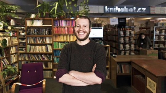 Ranní výběr: Knihobot získává investici a&nbsp;miliardář Hubáček spojuje banky
