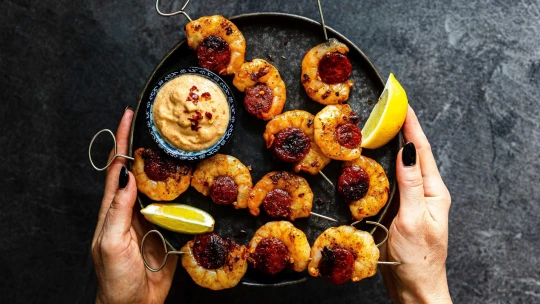 Krevety & chorizo. Jednoduché špízy, se kterými to rozpálíte na pánvi i&nbsp;na grilu