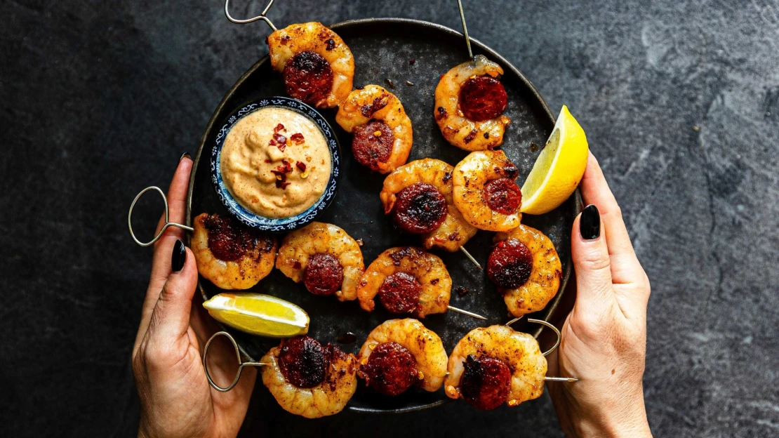 Krevety & chorizo. Jednoduché špízy, se kterými to rozpálíte na pánvi i&nbsp;na grilu