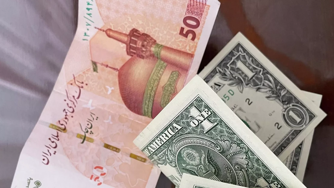 USA uvalily sankce na padesát subjektů a&nbsp;osob. Obvinily je z&nbsp;přesunu miliard dolarů pro íránskou armádu