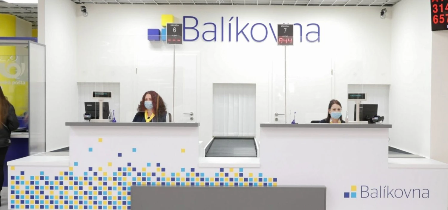 Česká pošta je v miliardové ztrátě, za loňský rok ji zvýšila o 500 milionů. Do toho prodává nemovosti za 930 milionů