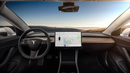 Tesla začíná v&nbsp;Evropě testovat systém plně autonomního řízení. Zatím si vede dobře
