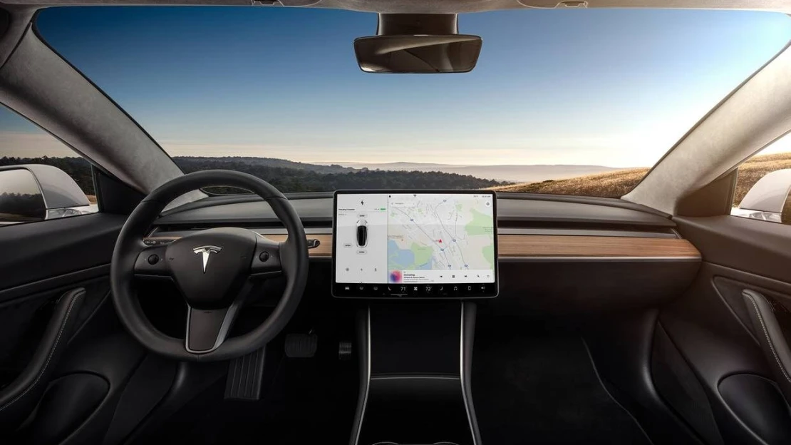 Tesla začíná v&nbsp;Evropě testovat systém plně autonomního řízení. Zatím si vede dobře