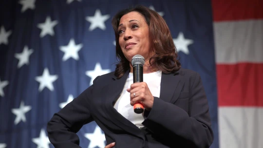 Kamala Harris se snaží naklonit si mladé Afroameričany. Slibuje jim výhodné půjčky i&nbsp;legální marihuanu