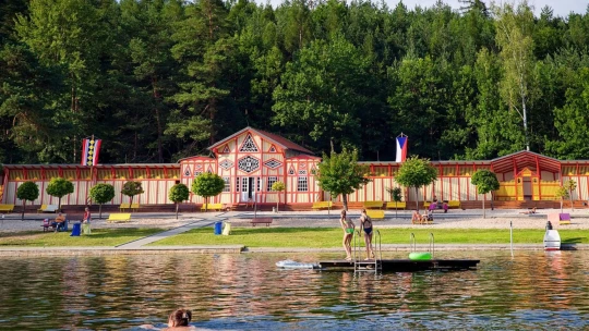 Kapku chladu, prosím! Kam vyrazit k&nbsp;vodě, když město sužují vedra?