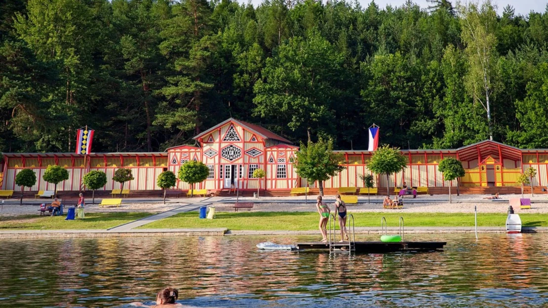 Kapku chladu, prosím! Kam vyrazit k&nbsp;vodě, když město sužují vedra?