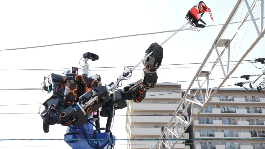 Robot jako zaměstnanec. Na japonském nádraží pomáhá s&nbsp;údržbou železničních tratí