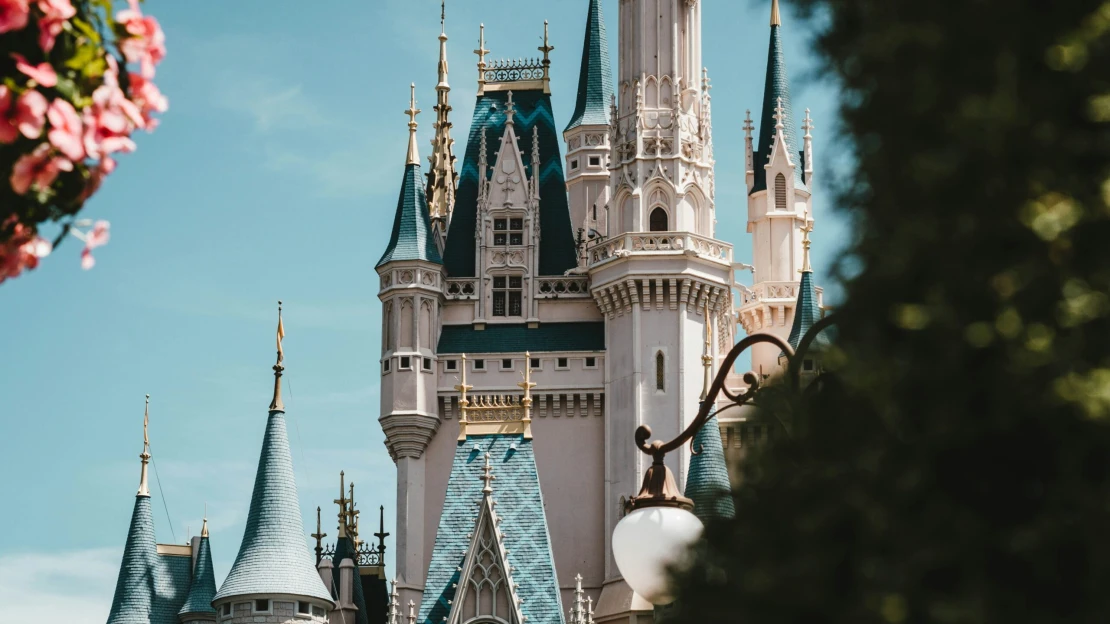 Disney a Universal žalují Midjourney. Porušuje autorská práva, tvrdí hollywoodská studia