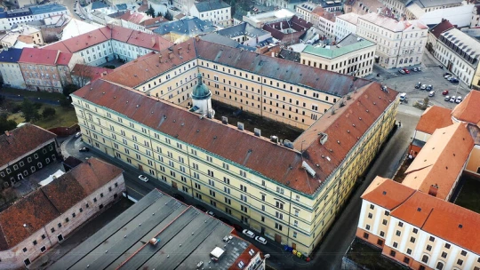 Hanácké kasárny v&nbsp;aukci koupila brněnská firma Salibary. Přeplatila miliardáře Morávka