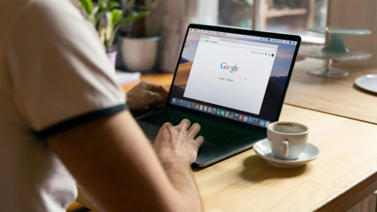 Google potichu převléká kabát. Odstranil závazek nepoužívat AI k vývoji zbraní a sledování