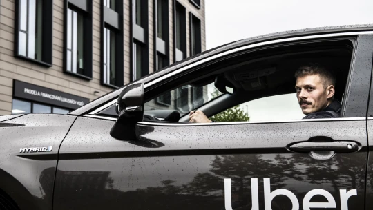 Uber rozšiřuje svoje služby. Kromě lidí bude vozit i balíčky