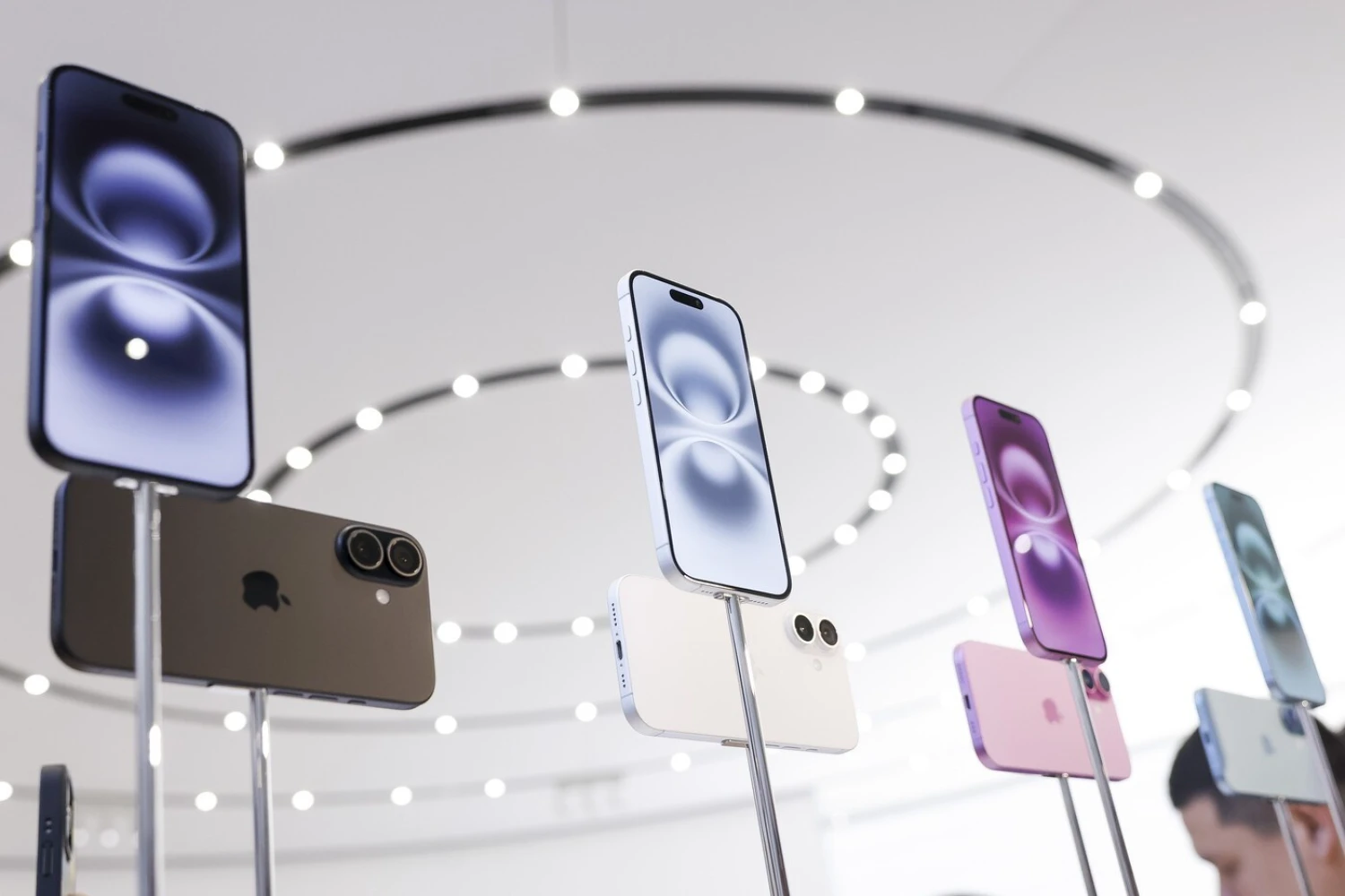 Apple odhalil novou Siri AI. Přidává i funkce pro 