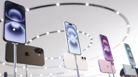 Z továrny do českého obýváku. Kudy putuje nový iPhone, než ho vezmete do ruky