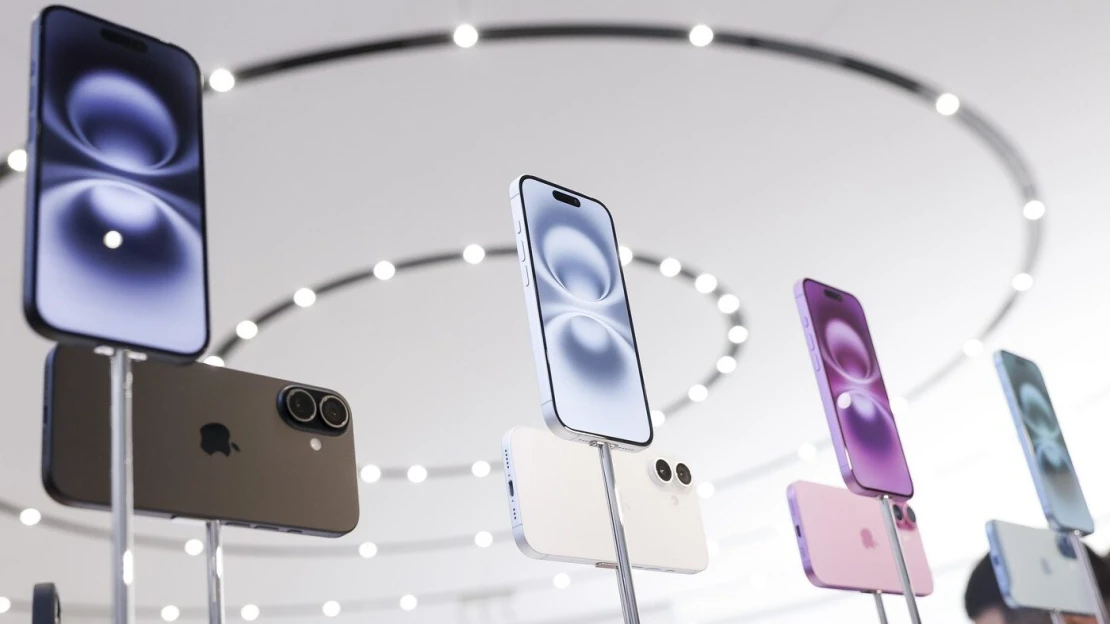 Z továrny do českého obýváku. Kudy putuje nový iPhone, než ho vezmete do ruky