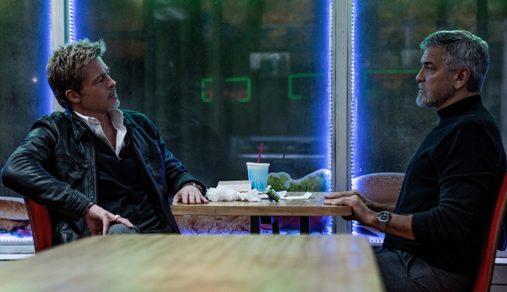 Brad Pitt (vlevo) a George Clooney ve filmu Vlci