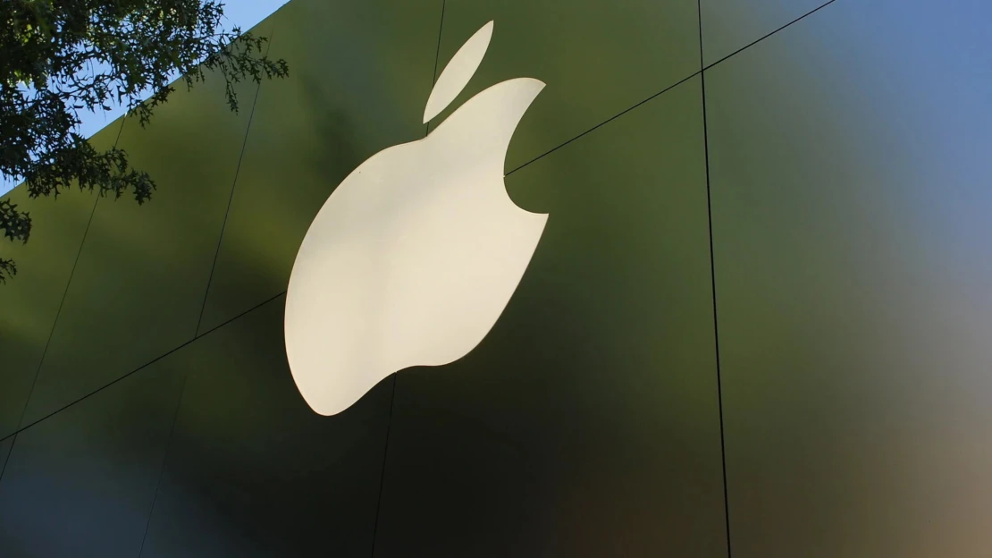 Zákazníkům slibuje soukromí. V&nbsp;reálu Apple pomáhá policii sledovat zločince