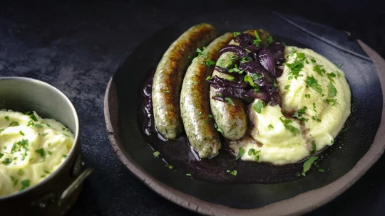 Hospodské jídlo bangers & mash. Britský comfort food prohřeje i&nbsp;český podzim