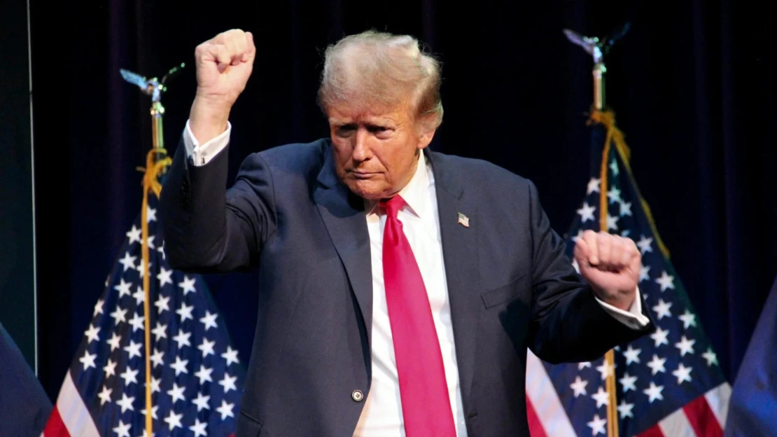 Ranní výběr: Trump si vyzkoušel práci v&nbsp;McDonald’s