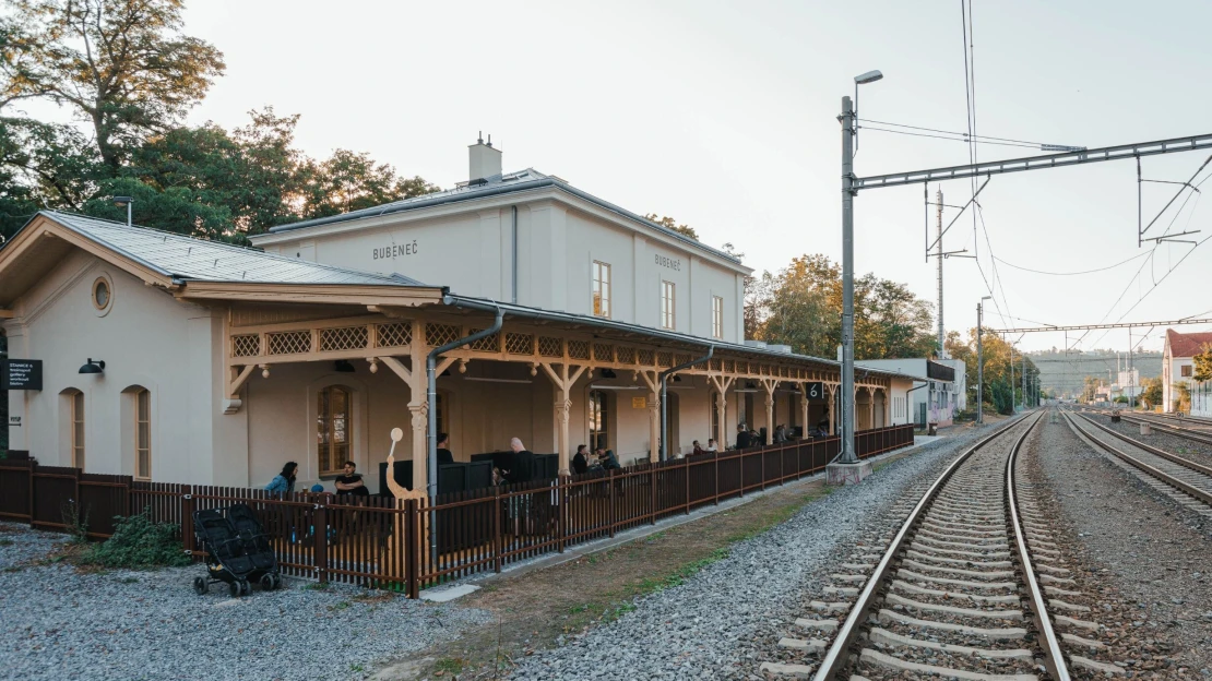 Bezpečný trainspotting. Nádraží Bubeneč se proměnilo v&nbsp;bistro a&nbsp;kulturní centrum