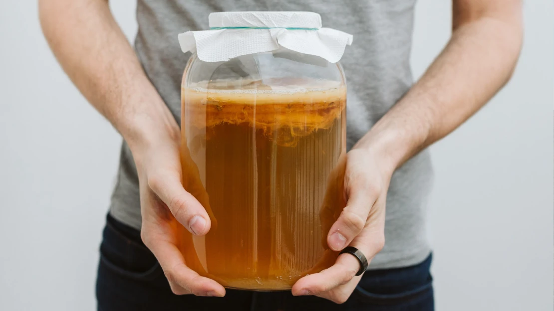 Alternativa alkoholu, nebo léčivý nápoj? Kombucha je stále více trendy i&nbsp;v&nbsp;Česku