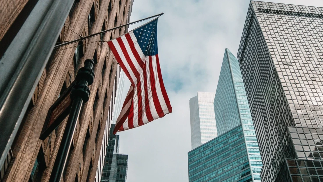 Tvorba pracovních míst v USA zůstala daleko za očekáváním. Sáhne Fed ke snížení úrokových sazeb?