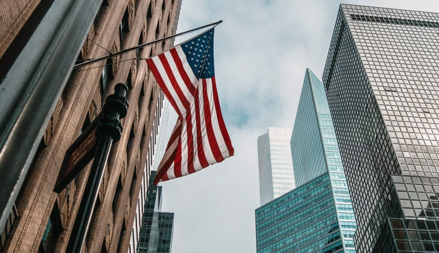 Tvorba pracovních míst v USA zůstala daleko za očekáváním. Sáhne Fed ke snížení úrokových sazeb?