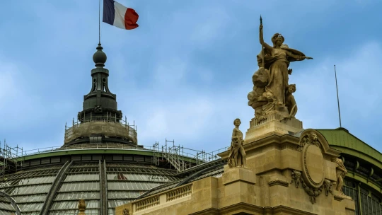 Dluhy a politická rizika. Agentura Fitch zhoršila výhled ratingu Francie