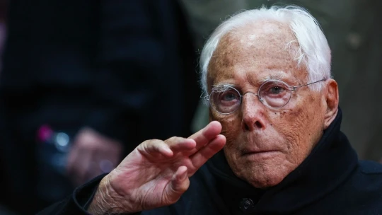 Světoznámý návrhář Armani pomýšlí na důchod. Komu předá své módní impérium, je stále nejasné