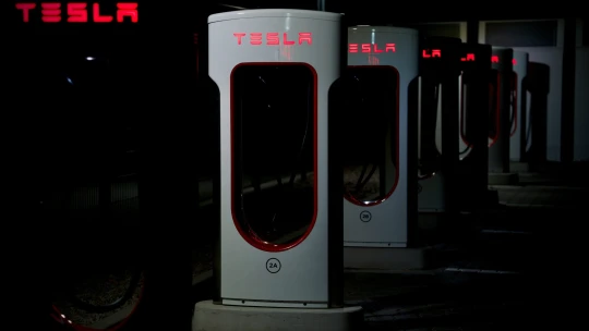 Tesla se dál propadá. Muskově automobilce druhé čtvrtletí po&nbsp;sobě klesl odbyt o&nbsp;třináct procent