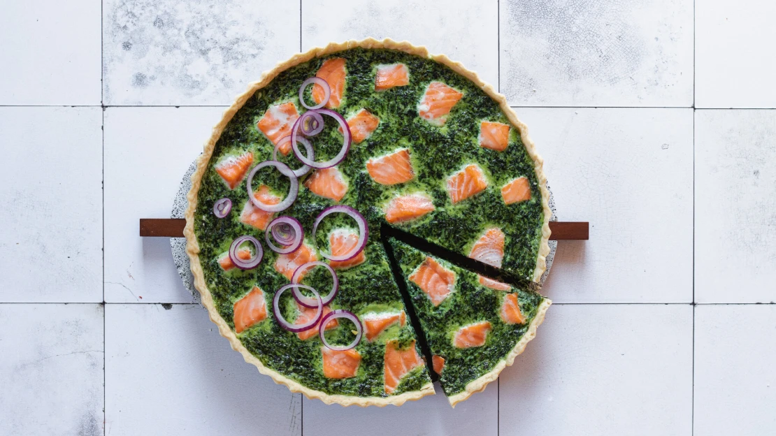 Losos & špenát. Nesmrtelná kombinace funguje perfektně i&nbsp;v podobě quiche