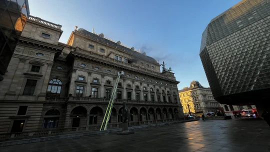 Požár v&nbsp;Národním divadle způsobil škodu deset milionů. Hořet nejspíš začlo ve stoupačce
