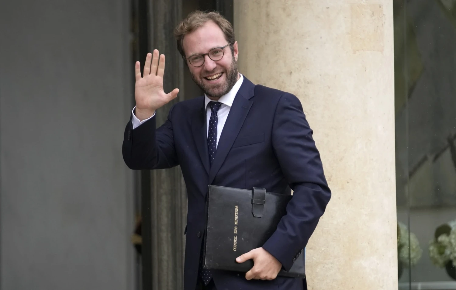 Politická krize ve Francii. Vládě zvýšila náklady na půjčky na úroveň zadluženého Řecka