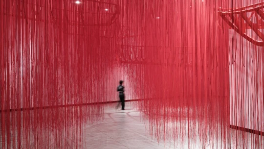 Neklidná duše Chiharu Shioty. Umělkyně zahalila Kunsthalle do rudé a&nbsp;černé příze