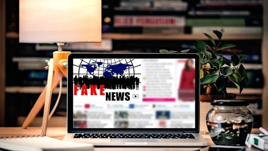 Dezinformace zasahují všechny vrstvy společnosti. Expert Koblížek varuje, že je nutné situaci brát vážně