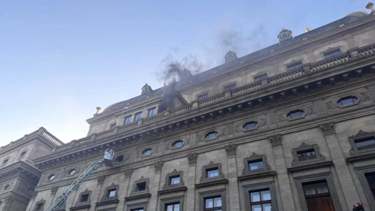 V Národním divadle hořelo. Hasiči hledají zdroj požáru a další ohniska