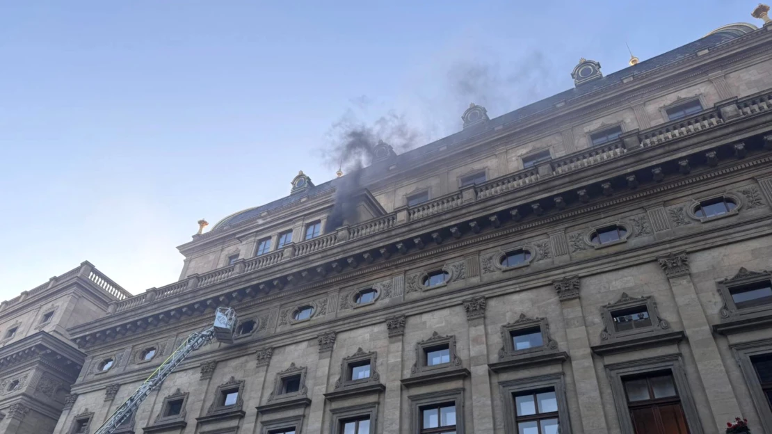 V Národním divadle hořelo. Hasiči hledají zdroj požáru a&nbsp;další ohniska